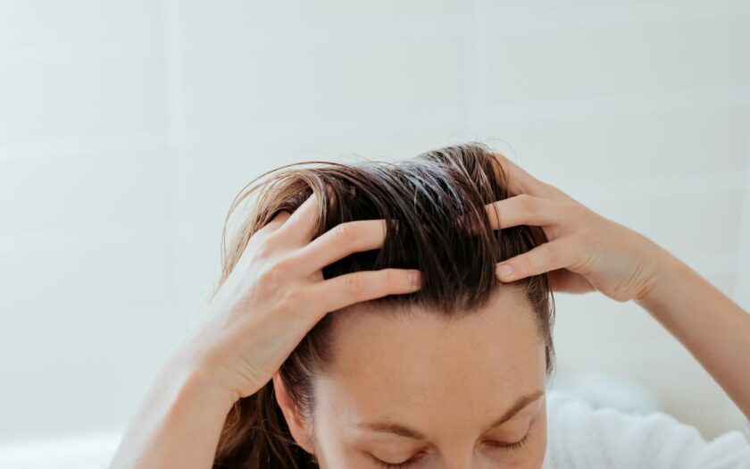 3 Tell-Tale Signs That You May Need a Scalp Detox